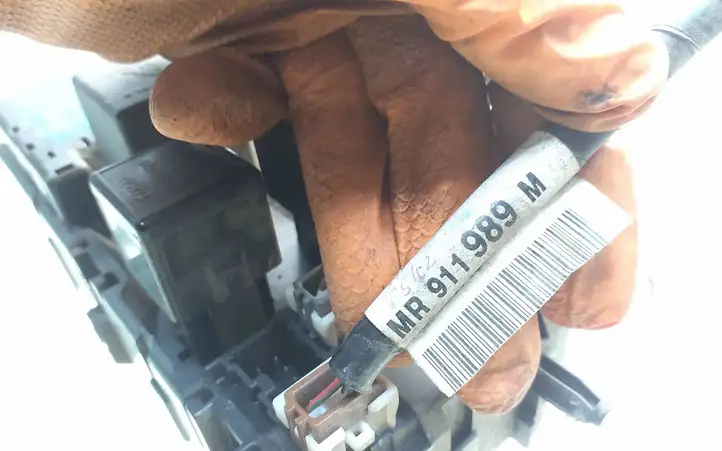 Mitsubishi Space Star (1998 - 2005)  MR318828 Ящик предохранителей (комплект)