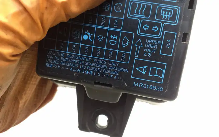 Mitsubishi Space Star (1998 - 2005)  MR318828 Ящик предохранителей (комплект)