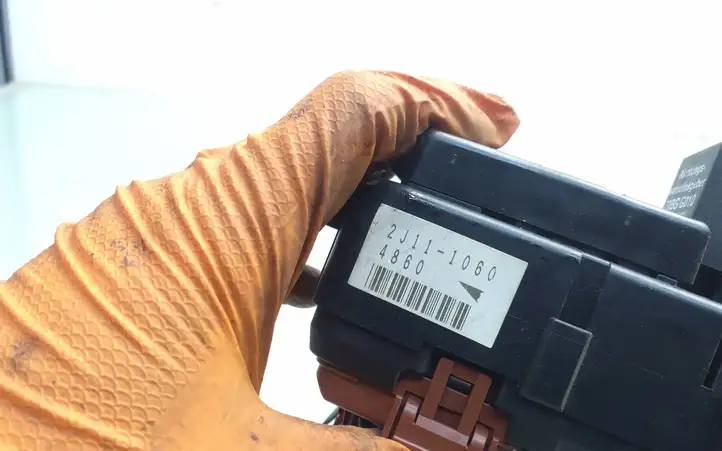 Mitsubishi Space Star (1998 - 2005)  MR318828 Ящик предохранителей (комплект)