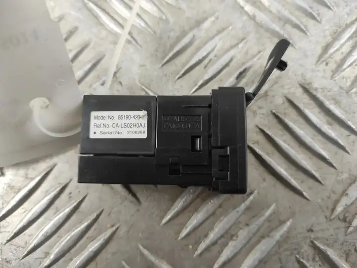 Toyota Prius+ (ZVW40) (2011 - 2018)  FA134342A Разъем USB