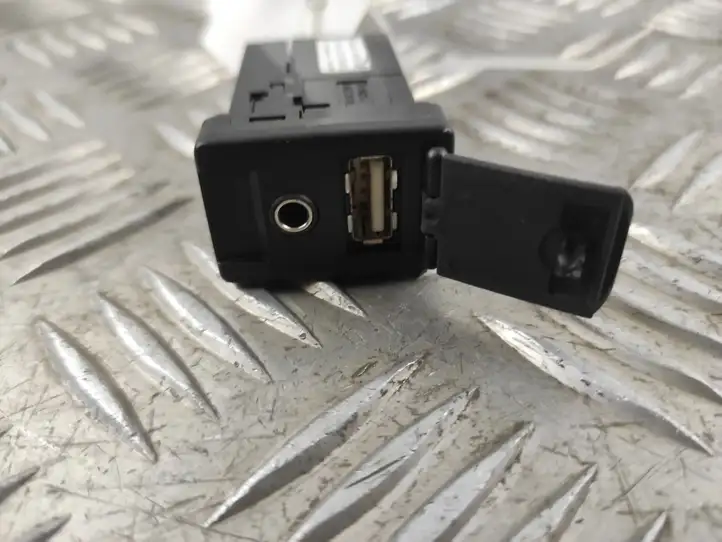 Toyota Prius+ (ZVW40) (2011 - 2018)  FA134342A Разъем USB