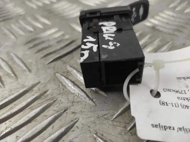 Toyota Prius+ (ZVW40) (2011 - 2018)  FA134342A Разъем USB