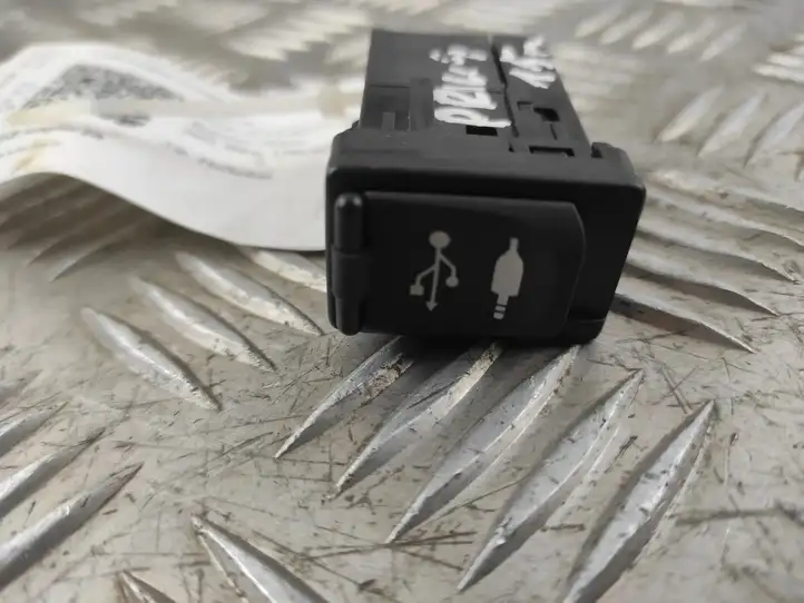 Toyota Prius+ (ZVW40) (2011 - 2018)  FA134342A Разъем USB