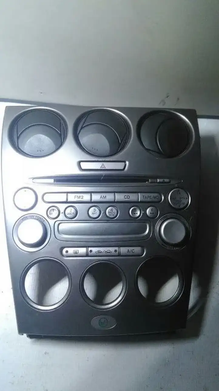 Mazda 6 (2002 - 2005) GJ6AG1215 Центральный воздушный дефлектор — фото 1