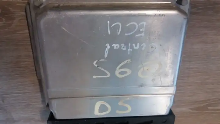 Volvo S60 (2000 - 2004)  30637733 Блок управления двигателя