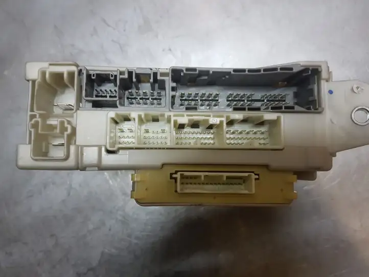 Lexus IS 220D-250-350 (2005 - 2010) 8273053021 Прочие блоки управления — фото 4