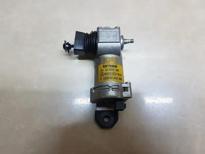 Mercedes-Benz ML W163 (1997 - 2005) A1638201442 Электродвигатель форточки — фото 1