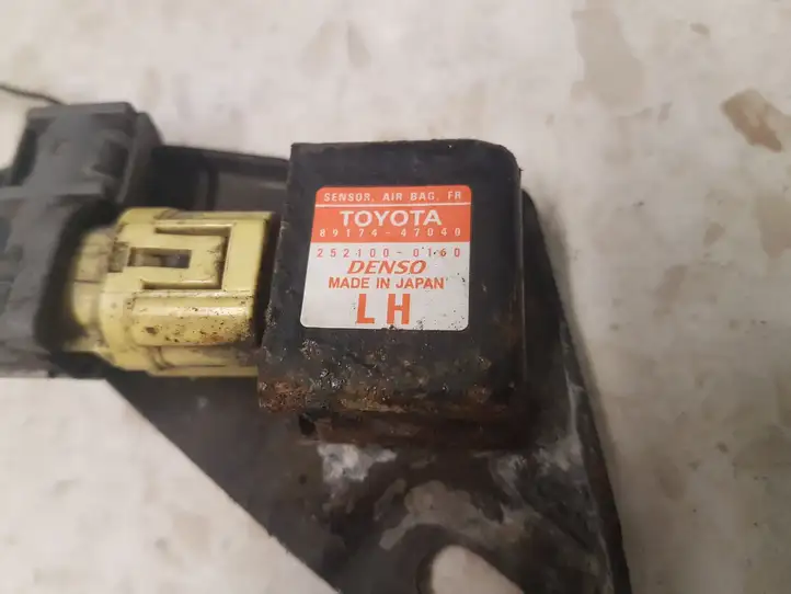 Toyota Prius (XW20) (2003 - 2009) 8917447040 Датчик удара SRS — фото 2