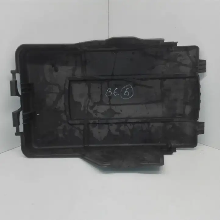Volkswagen PASSAT B6 (2005 - 2010) 1K0915443A Крышка ящика аккумулятора — фото 4