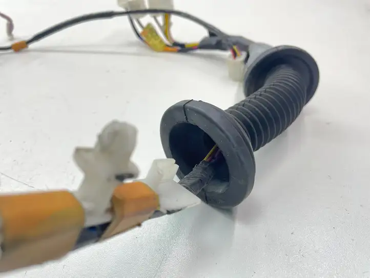 Toyota RAV 4 (XA30) (2006 - 2016)  8215242800 Проводка передних дверей