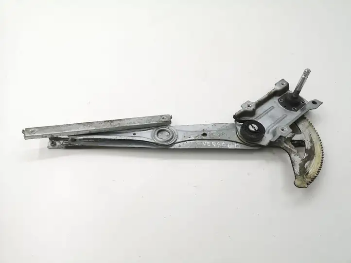 Toyota Corolla Verso AR10 (2004 - 2009) 698300F010 Механический стеклоподъемник задней двери — фото 1