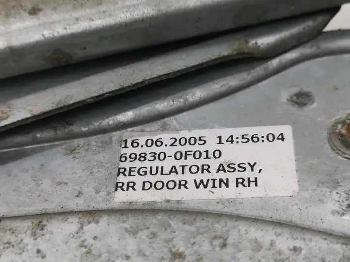 Toyota Corolla Verso AR10 (2004 - 2009) 698300F010 Механический стеклоподъемник задней двери — фото 6