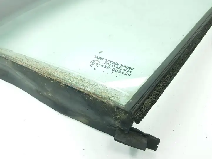Citroen C8 (2002 - 2008)  E243R000929 Маленькое стекло 