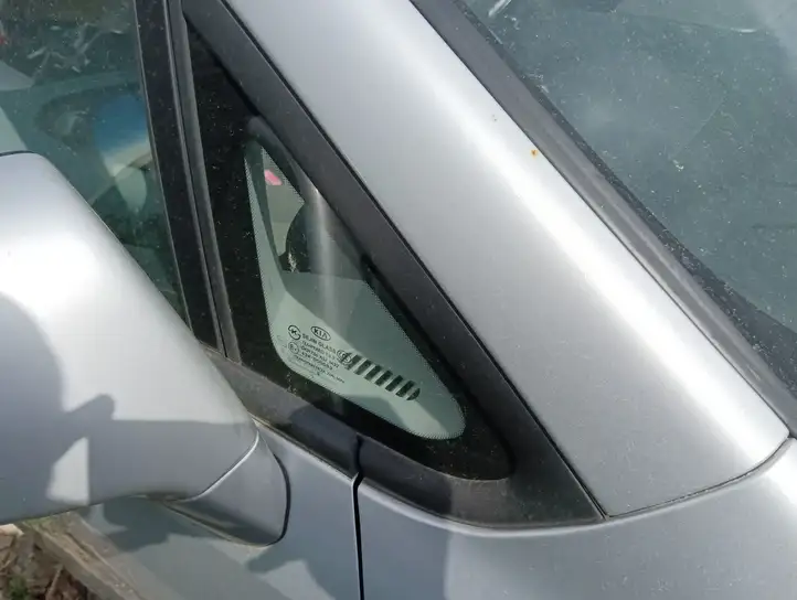 Kia Carens II (2006 - 2012) Треугольное стекло кузова — фото 1