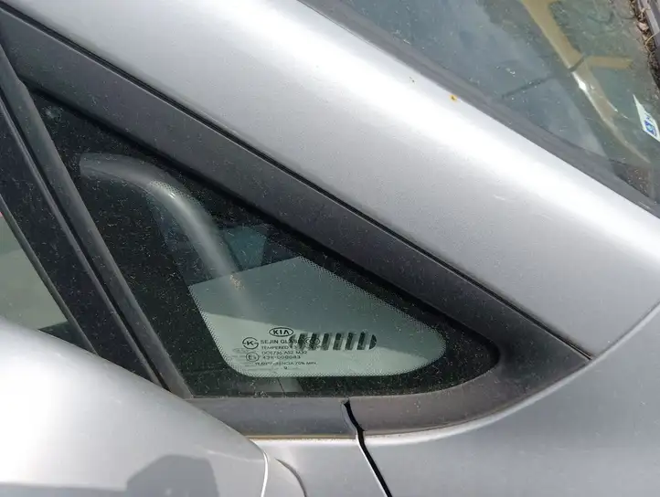 Kia Carens II (2006 - 2012) Треугольное стекло кузова — фото 4