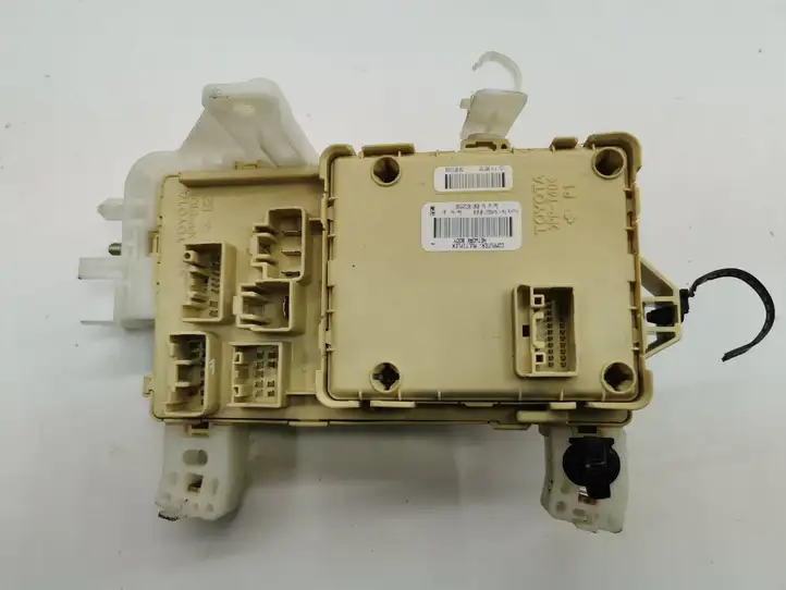 Toyota Corolla Verso AR10 (2004 - 2009) 892210F010 Блок предохранителей — фото 6
