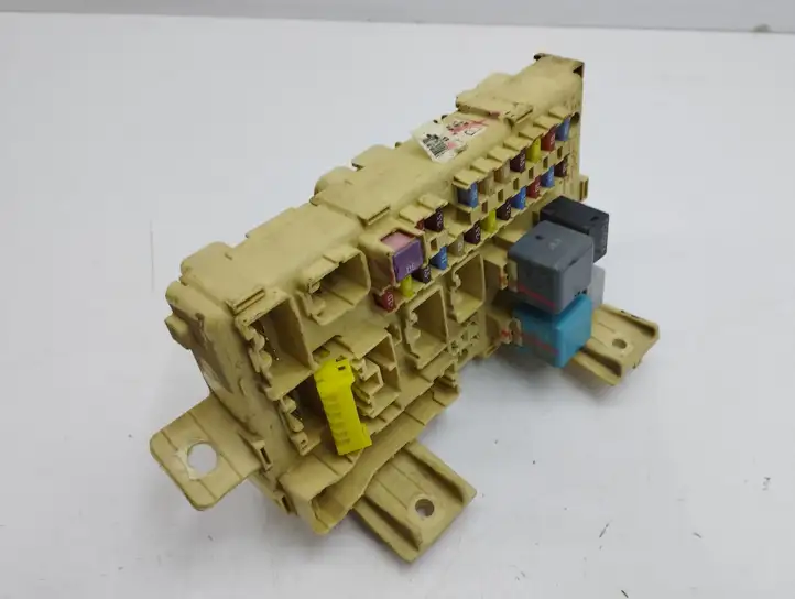 Toyota Avensis T250 (2003 - 2006)  82641CA010F Блок предохранителей