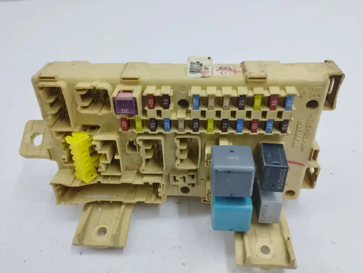 Toyota Avensis T250 (2003 - 2006)  82641CA010F Блок предохранителей