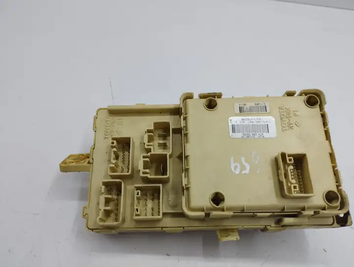 Toyota Avensis T250 (2003 - 2006)  82641CA010F Блок предохранителей