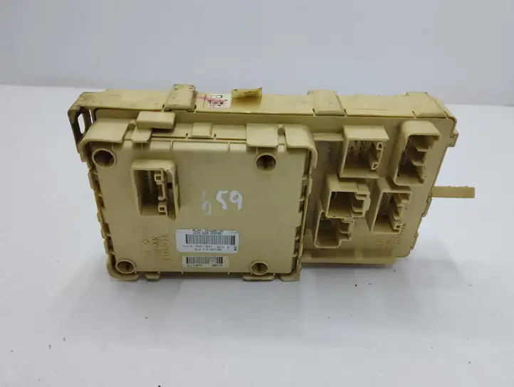 Toyota Avensis T250 (2003 - 2006)  82641CA010F Блок предохранителей