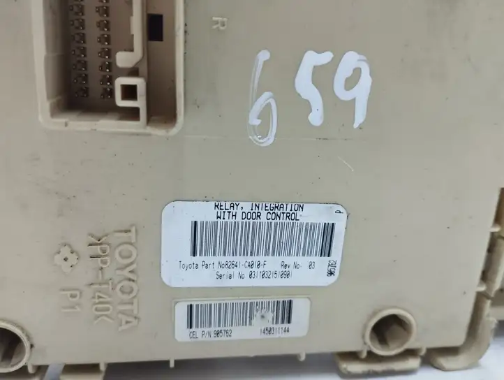 Toyota Avensis T250 (2003 - 2006)  82641CA010F Блок предохранителей