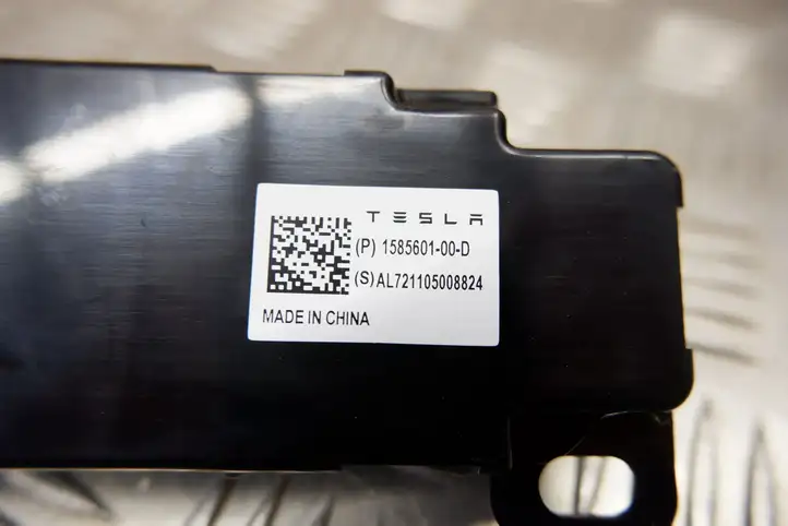 Tesla Model 3 (2017 - 2023) 158560100D Усилитель антенны — фото 2