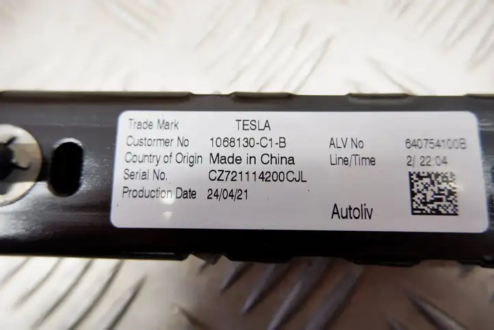 Tesla Model 3 (2017 - 2023) 1068130C1B Регулятор ремня безопасности — фото 2