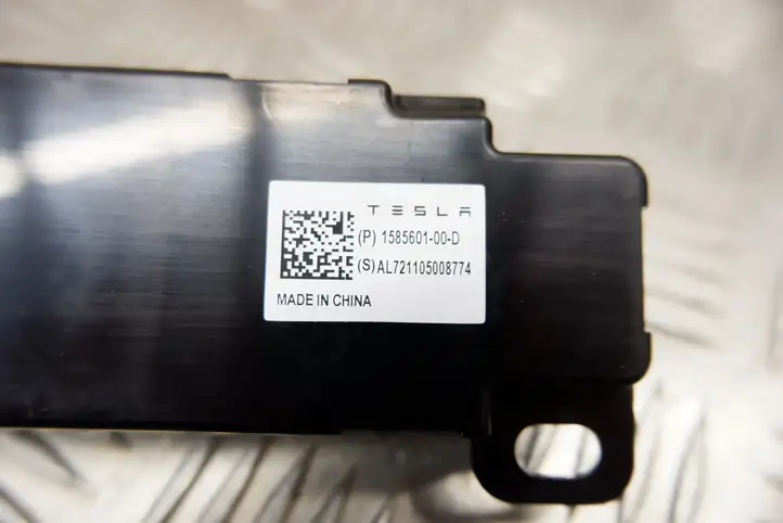 Tesla Model 3 (2017 - 2023) 158560100D Усилитель антенны — фото 2
