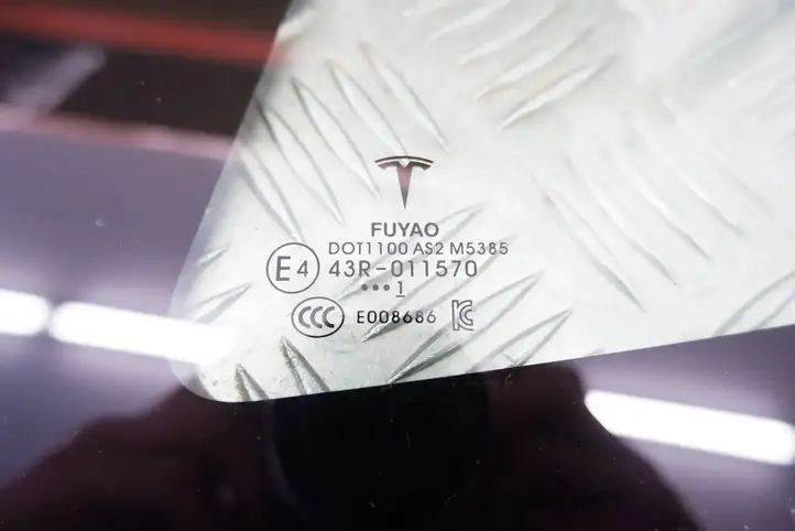 Tesla Model 3 (2017 - 2023) 151497801B Заднее боковое стекло — фото 5
