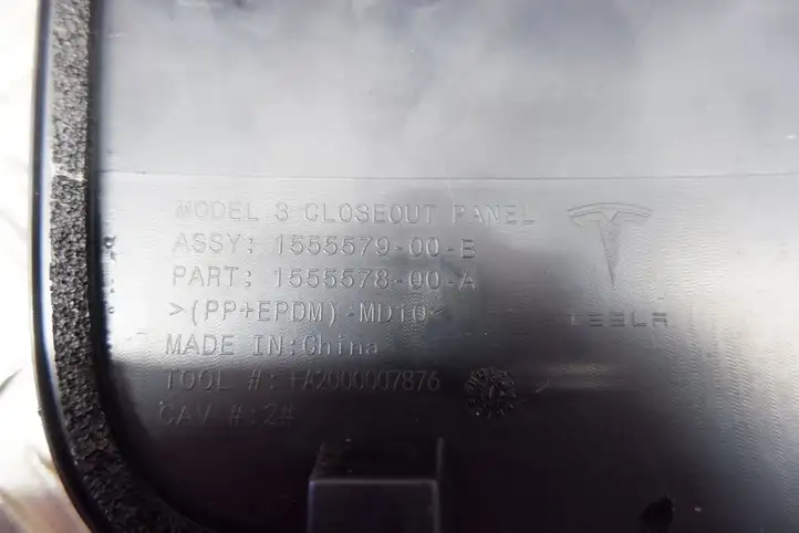 Tesla Model 3 (2017 - 2023) 155557900B Отделка замка — фото 4