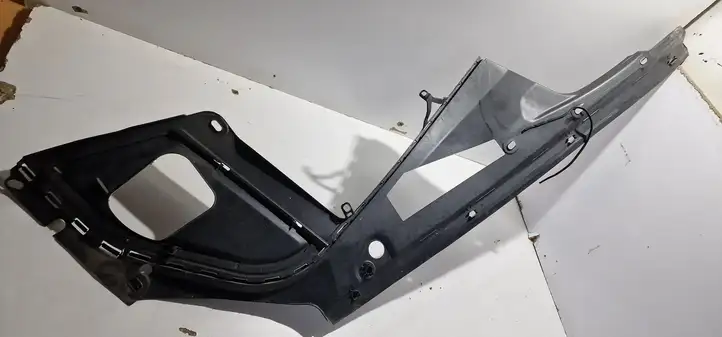 BMW 5 F10 F11 (2009 - 2016)  7019804 Другая деталь отсека двигателя