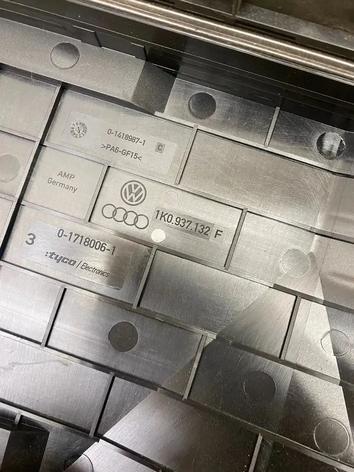 Audi A3/S3 8P (2004 - 2008) 1K0937125A Блок предохранителей — фото 4