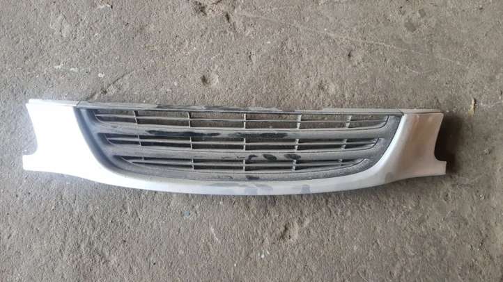 5311405020 Toyota Avensis T220 Grotelės viršutinės