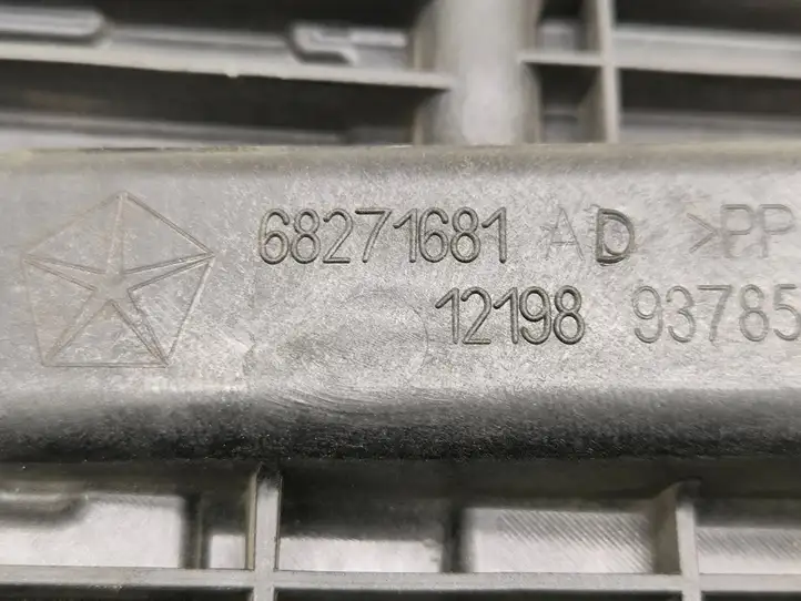 Chrysler Pacifica (2016 - ) 68271681AD Площадка аккумулятора — фото 8