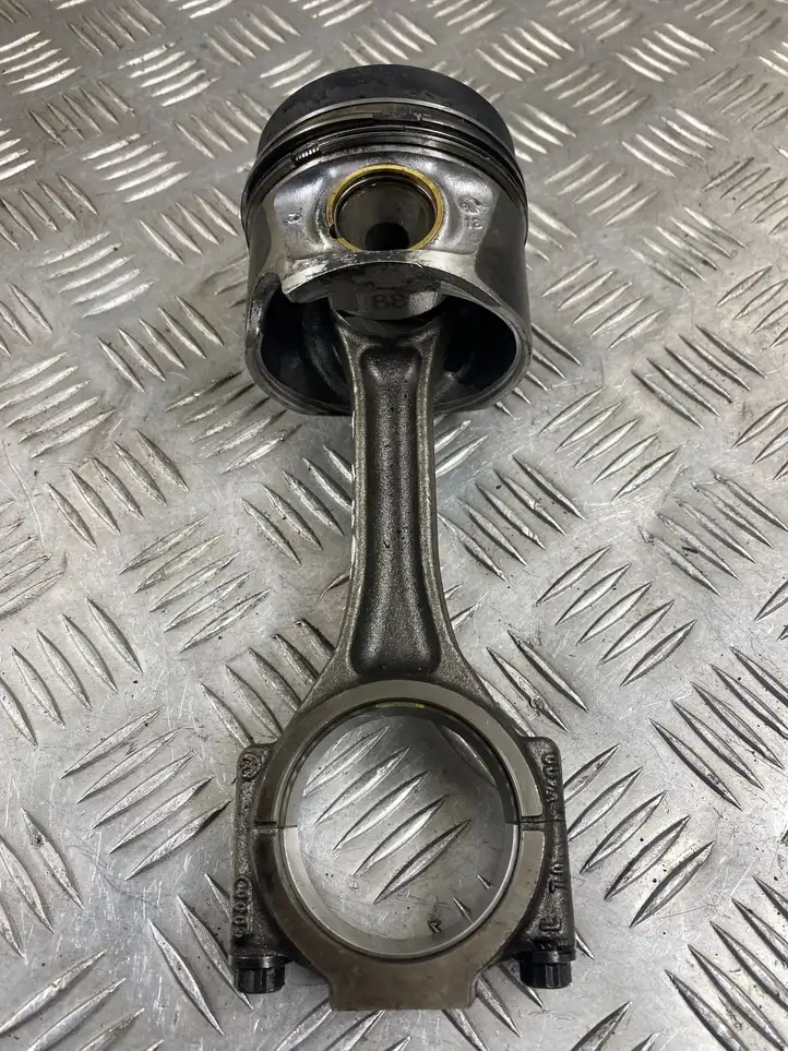 Audi A4 (2011 - 2015)  026038J Поршень с шатуном