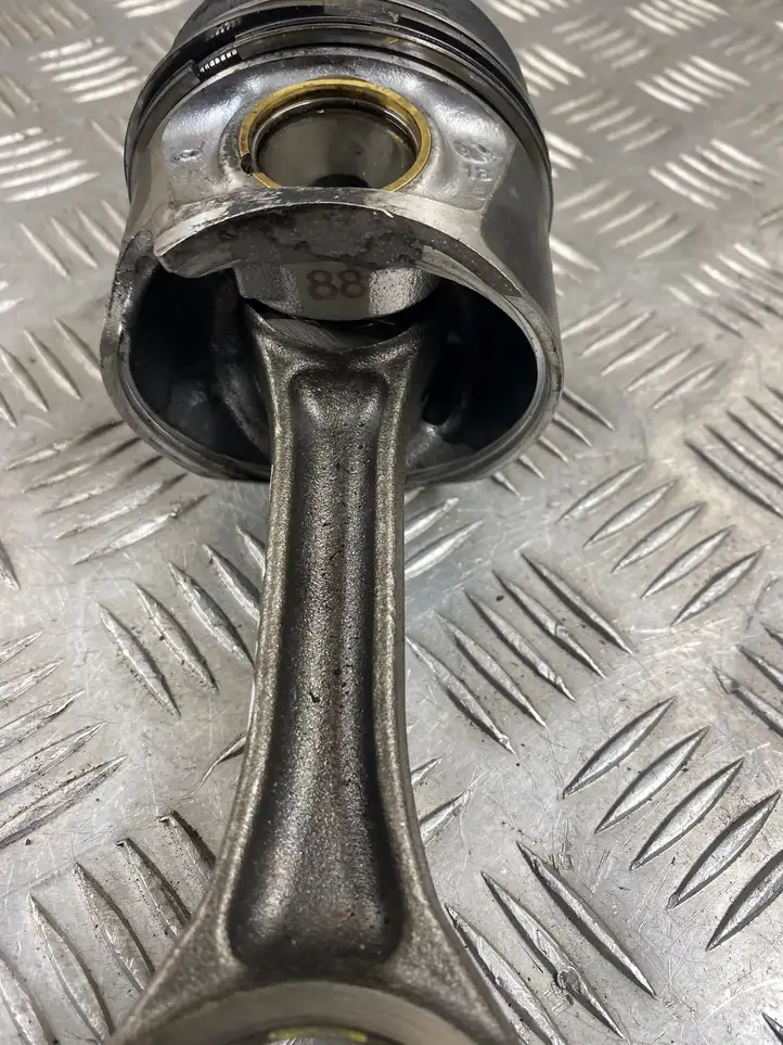 Audi A4 (2011 - 2015)  026038J Поршень с шатуном