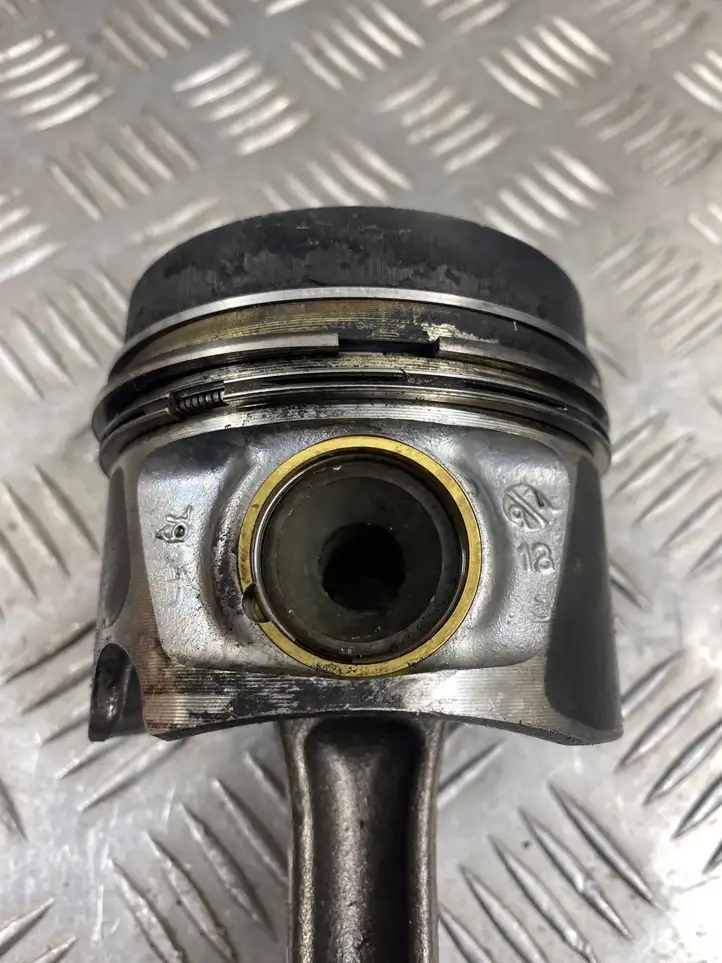 Audi A4 (2011 - 2015)  026038J Поршень с шатуном