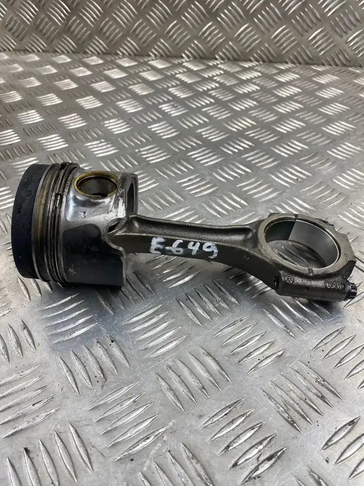 Audi A4 (2011 - 2015)  026038J Поршень с шатуном