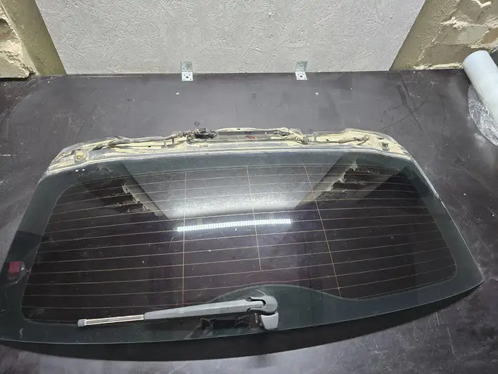 BMW 3 E90 E91 (2005 - 2012) Открывающееся стекло крышки багажника — фото 1