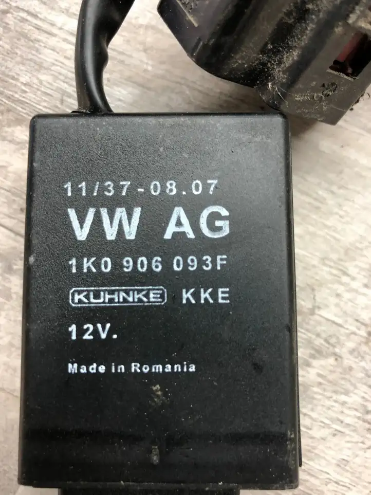 Volkswagen PASSAT B7 (2011 - 2014) 1K0906093F Реле насоса горючего — фото 2