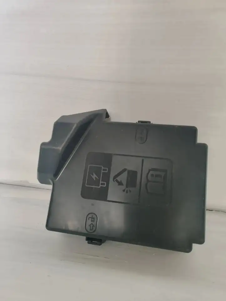 Chevrolet Camaro (2018 - )  7171452530 Крышка ящика предохранителей