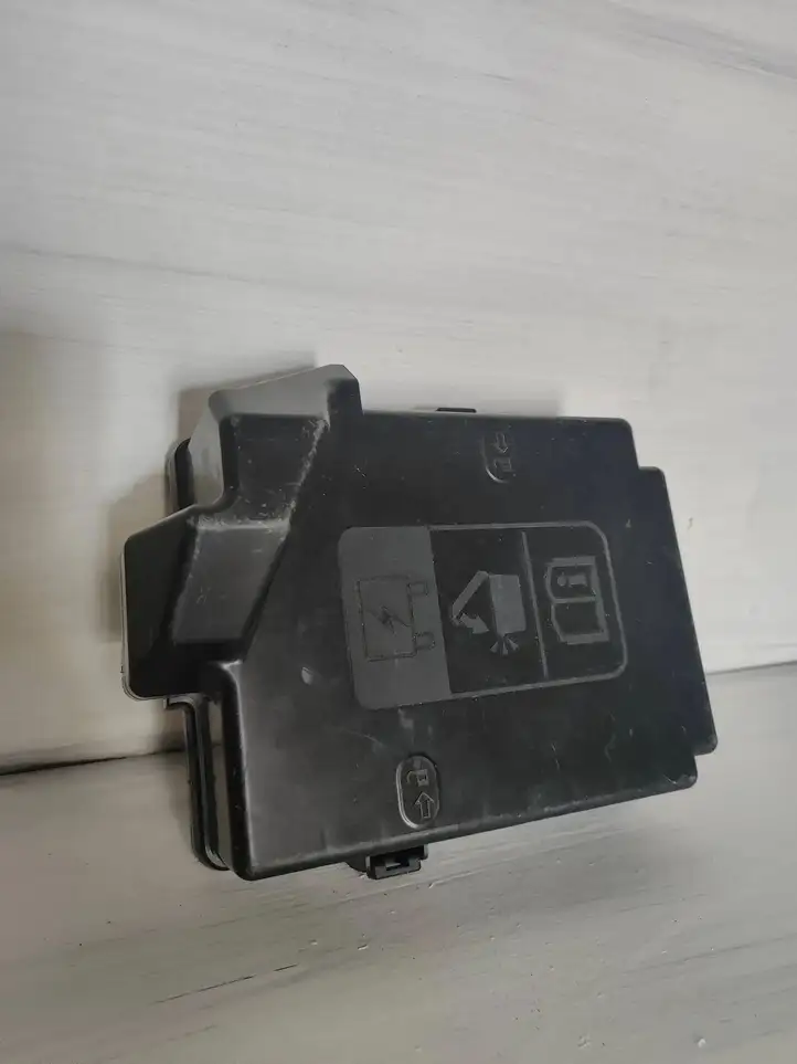 Chevrolet Camaro (2018 - )  7171452530 Крышка ящика предохранителей