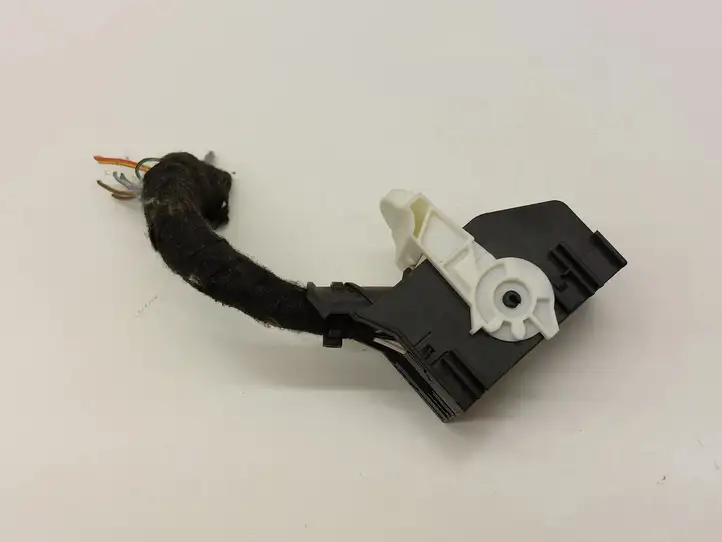 Volkswagen PASSAT B8 (2015 - )  5Q0937700A Другой проводник