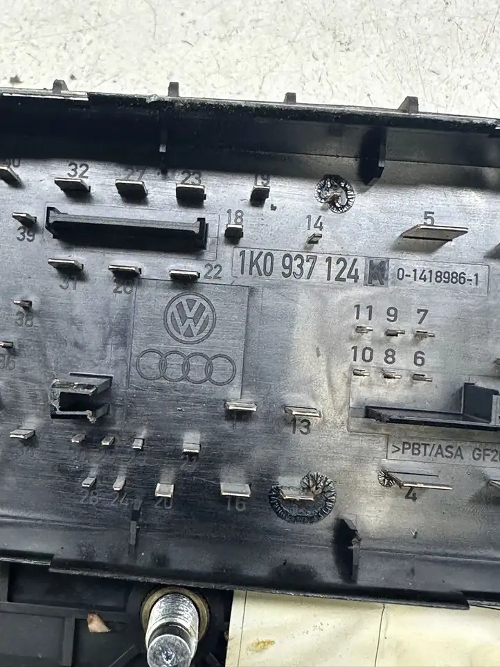 Volkswagen Touran I (2003 - 2010) 1K0937124K Блок предохранителей — фото 2