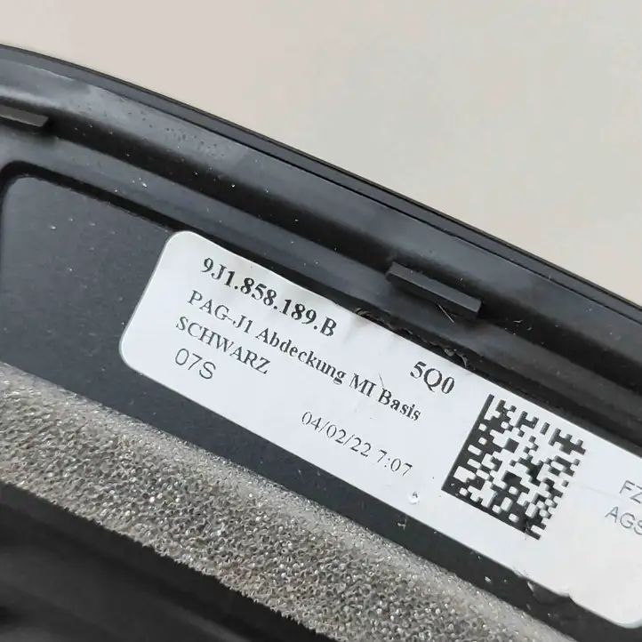 Porsche Taycan 9J1 (2019 - ) 9J1858189B Накладка центрального динамика — фото 5