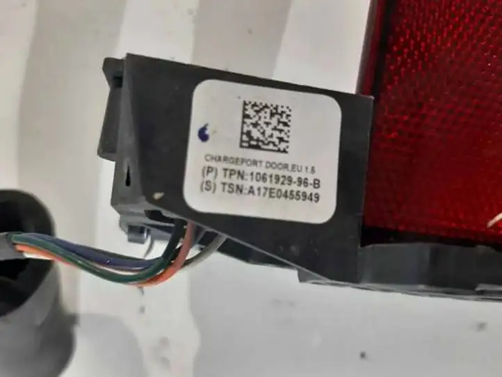 Tesla Model X (2015 - 2021) A17E0455949 Отделка лючка топливного бака — фото 3