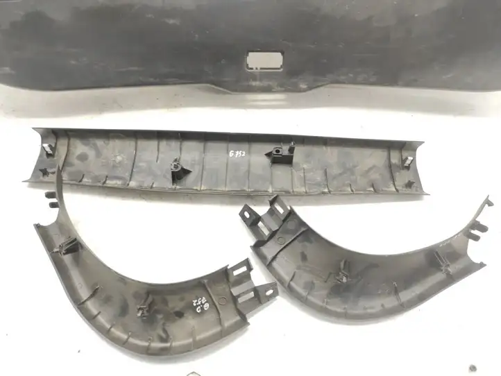 Mazda 5 (2010 - 2016) C51368930 Комплект обшивки крышки багажника — фото 14