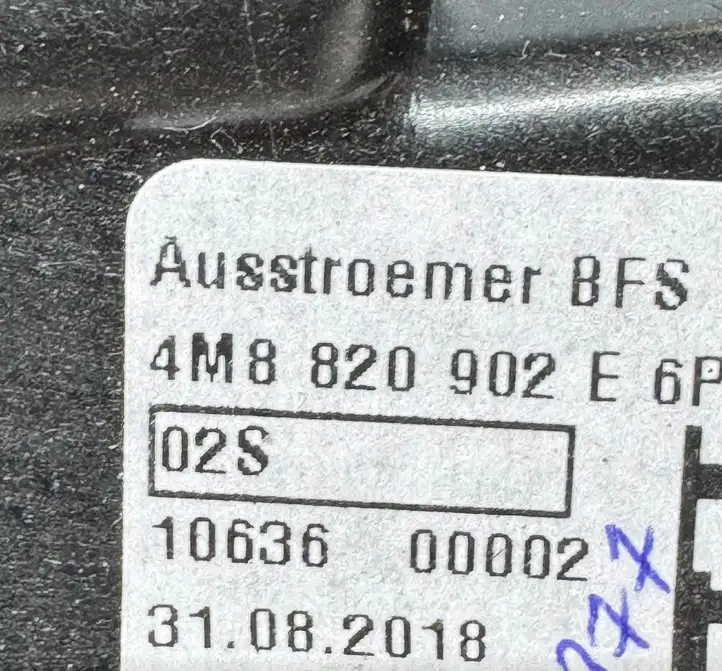 Audi Q8 (2018 - ) 4M8820902E Центральный воздушный дефлектор — фото 3
