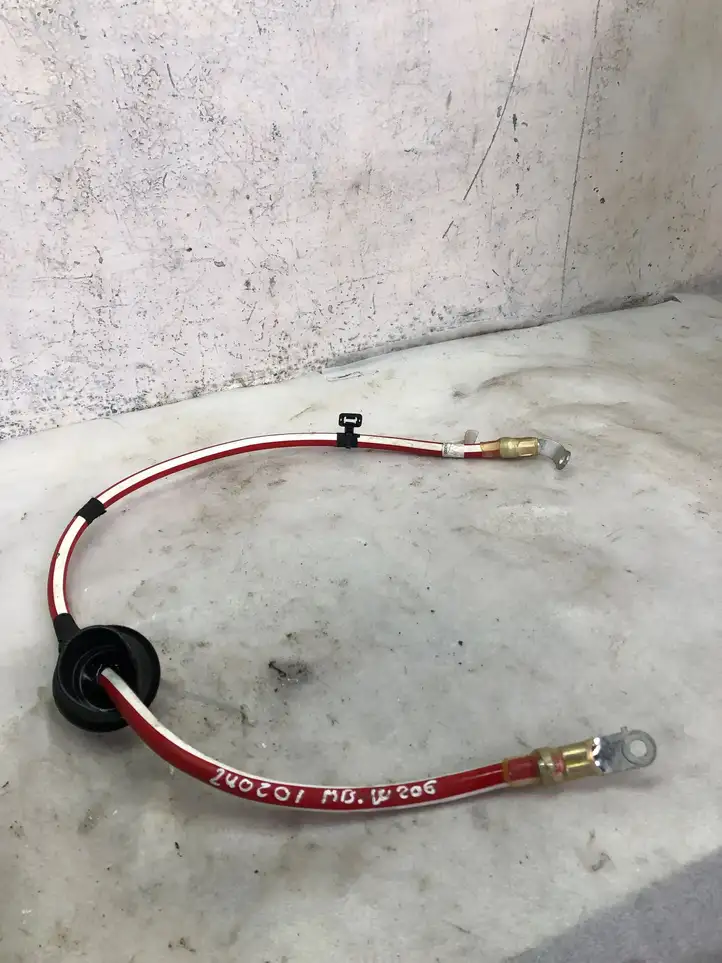 Mercedes-Benz C W206 (2021 - ) Плюсовой провод аккумулятора — фото 2