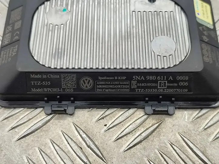 Volkswagen Taigo (2020 - ) 5NA980611A Модуль беспроводной зарядки — фото 9